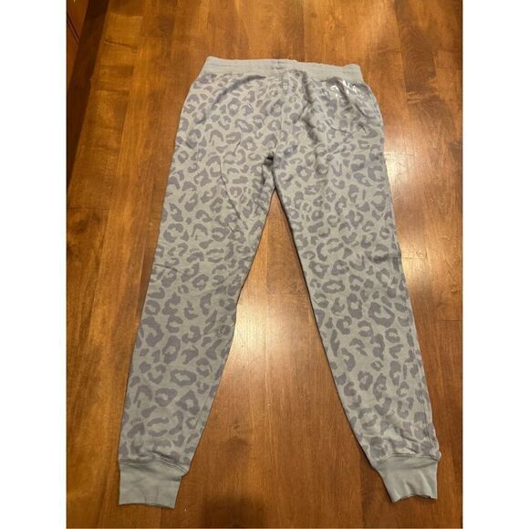 Woman’s Victoria’s Secret pink leopard print joggers from 2013 size small - Picture 5 of 7
